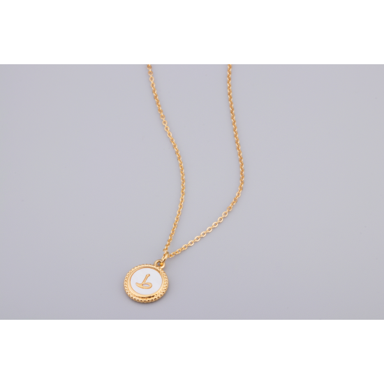 Golden pendant with insertion of a pearly shell medallion decorated with the letter “Tâ”ط